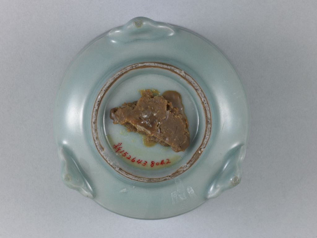 龙泉窑青釉弦纹三足炉